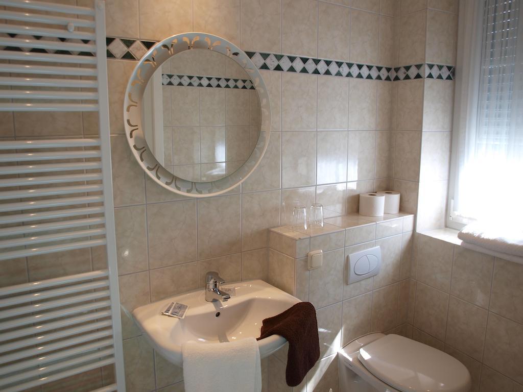 Hotel Gasthof Schuster Und Gaestehaus 로데스하임암라인 객실 사진