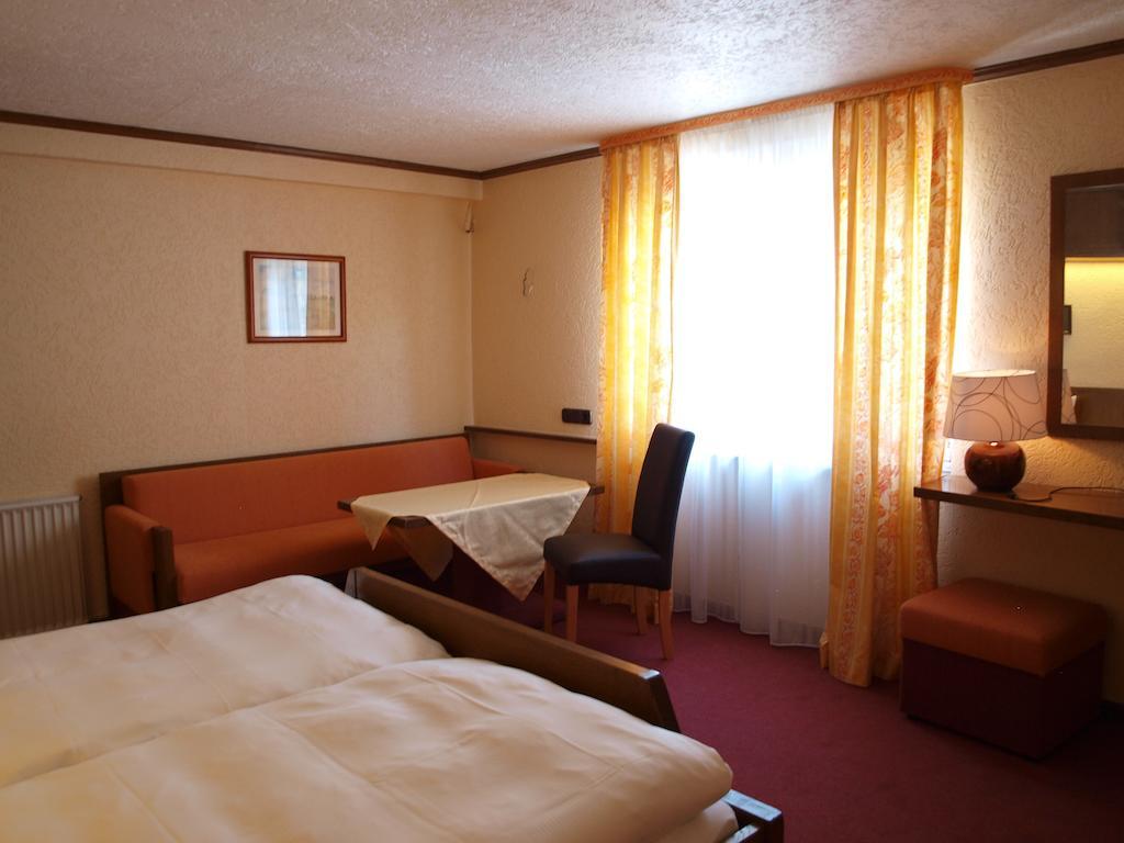 Hotel Gasthof Schuster Und Gaestehaus 로데스하임암라인 객실 사진
